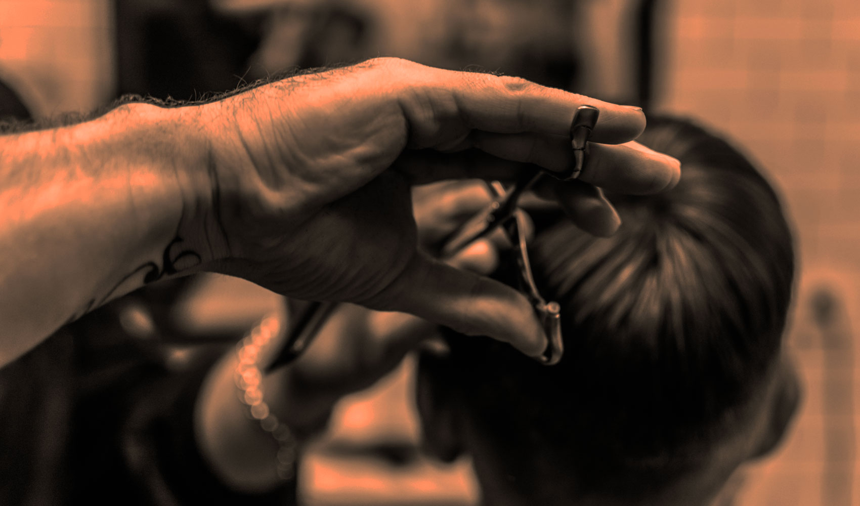 Le maitre artisan coiffeur Didier Commincas en train de couper les cheveux