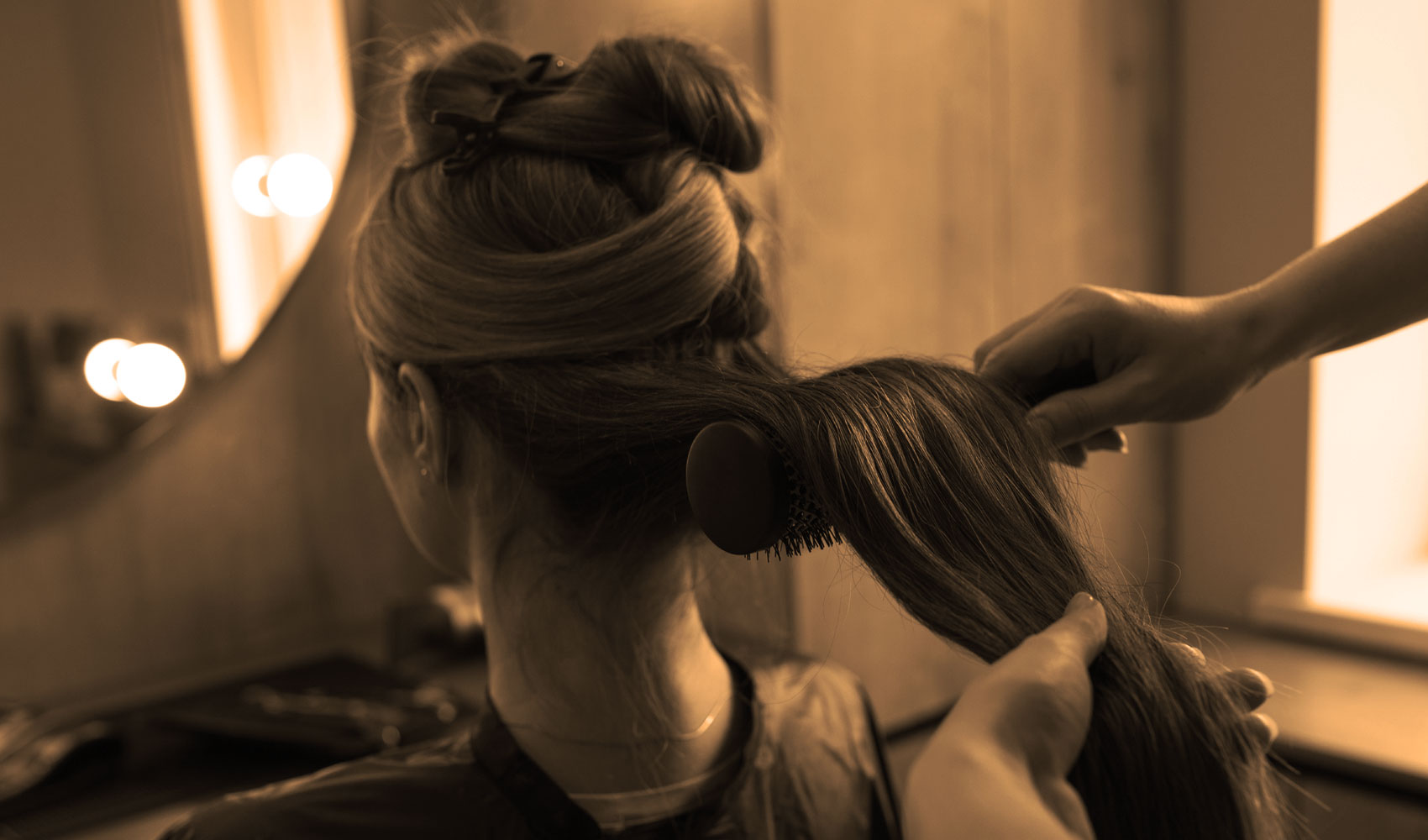 Coiffeur en train de réaliser un brushing sur cheveux long dans le salon de coiffure Didier Commincas